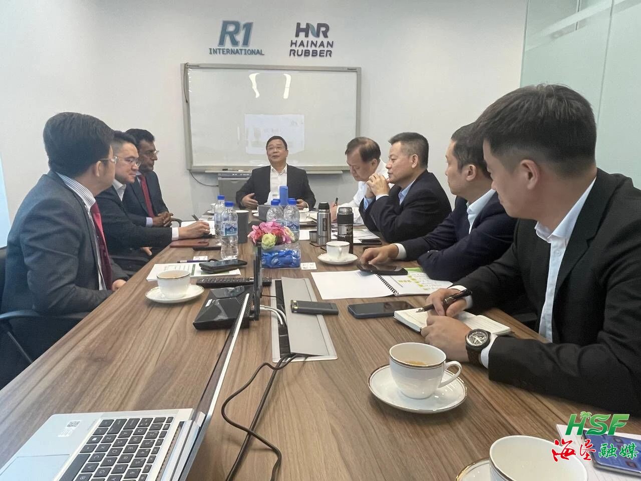 包洪文一行與R1公司座談交流。